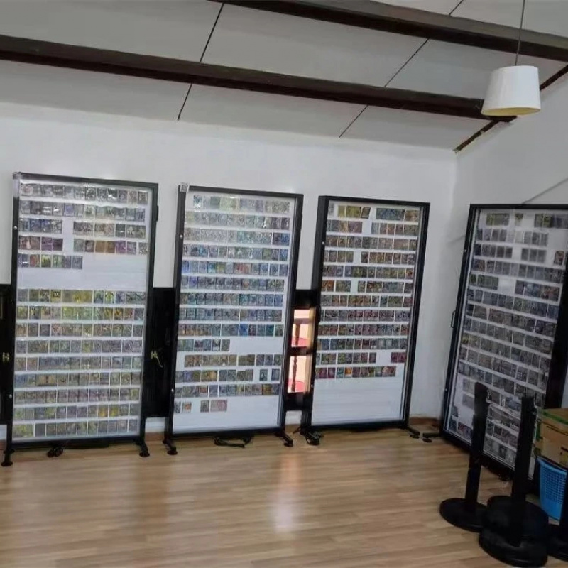 Graded Card Display - カスタムグレード入りプレイングカードディスプレイメタル壁掛けディスプレイショーケーススポーツカード小売店用LEDライト付き